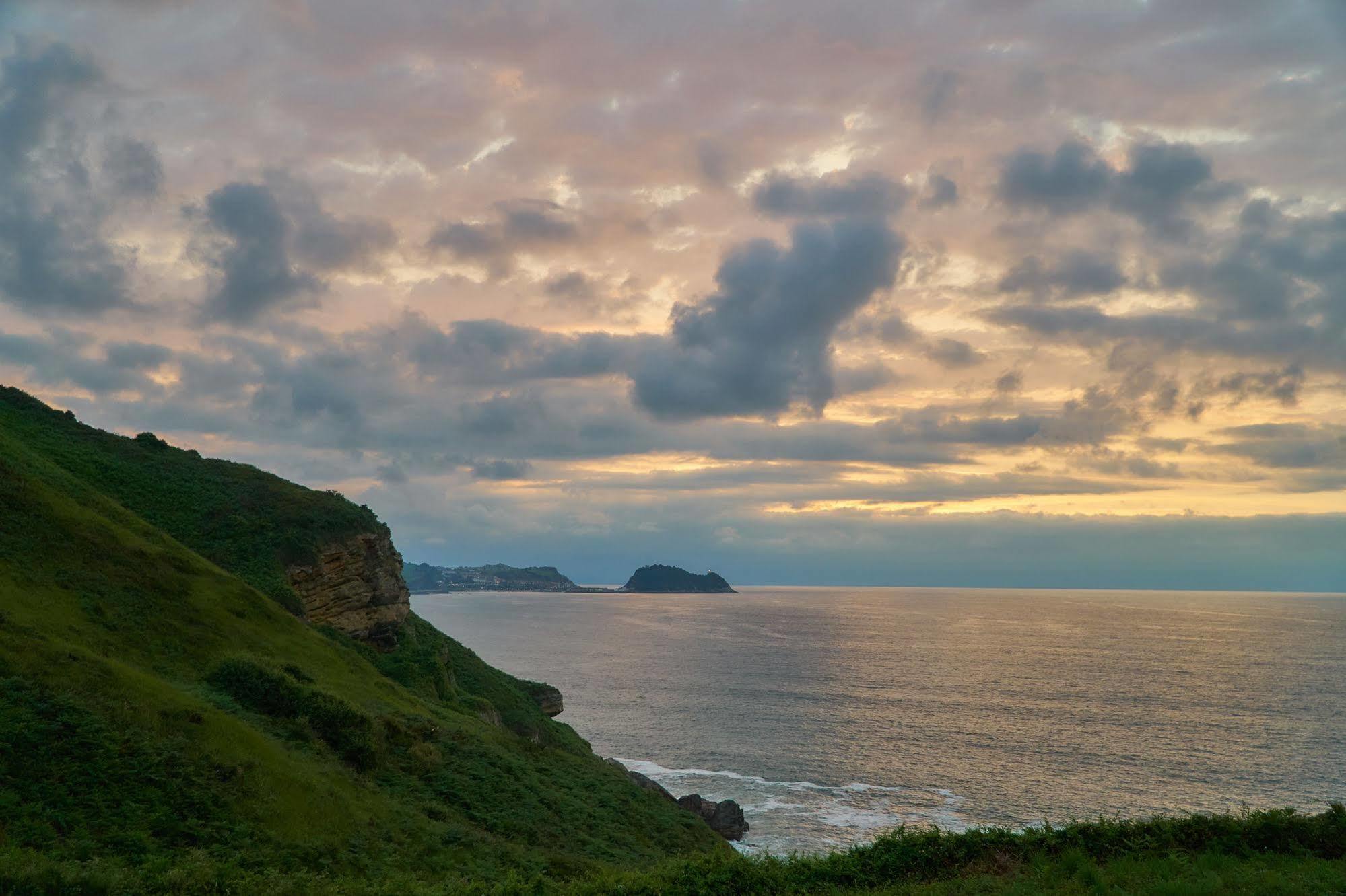 Zarautz Beachside Surf Camp Екстериор снимка