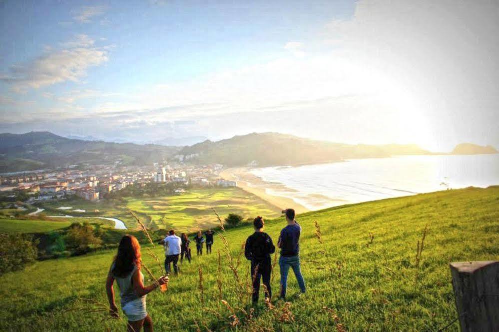 Zarautz Beachside Surf Camp Екстериор снимка